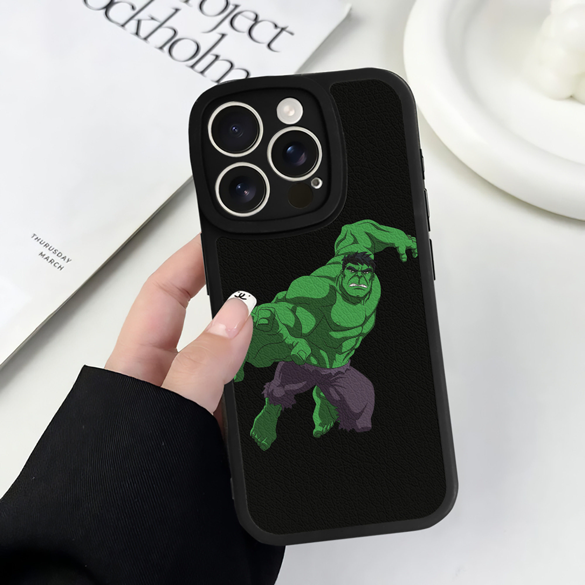 （画像用） アベンジャーズ The Avengers 【iPhone 16シリーズ対応】シリコンスマホケース（レザー調） 材質：シリコン